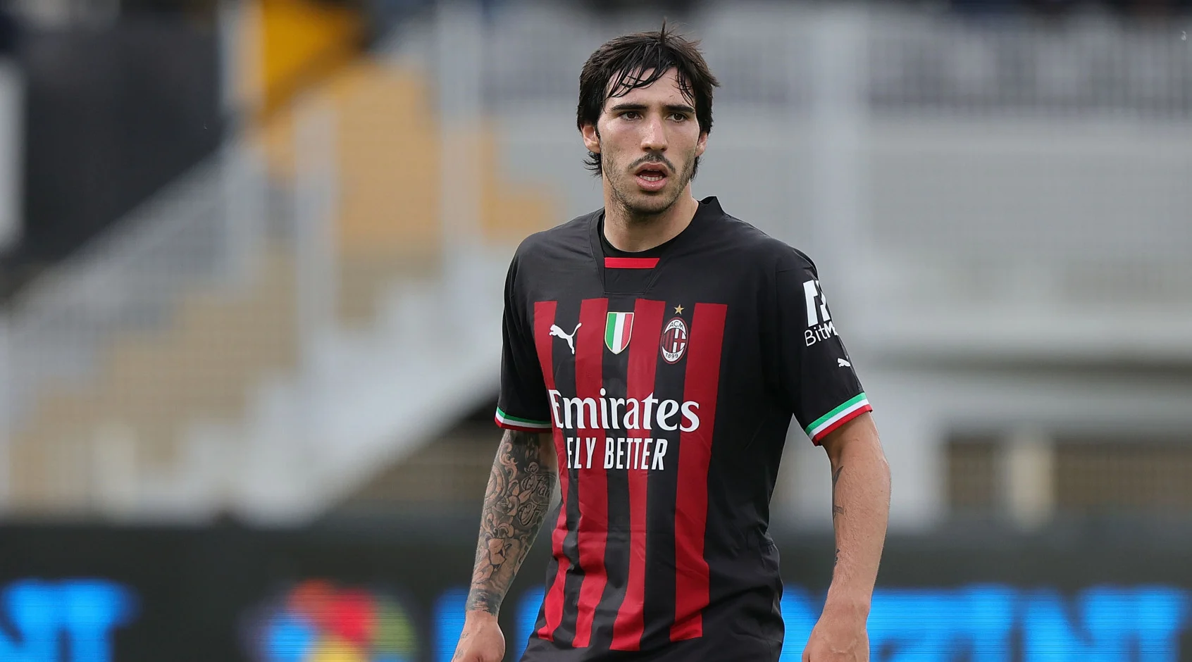 Два клуба из АПЛ готовы купить полузащитника Сандро Тонали из «Милана». Переговоры уже начались